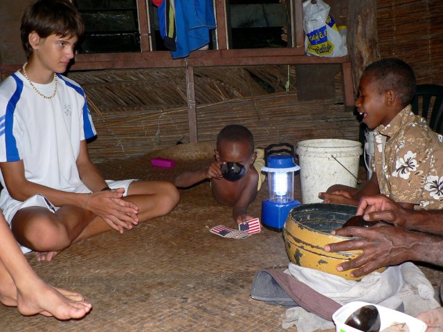 148- Iuli, 4 ans, boit aussi le kava 